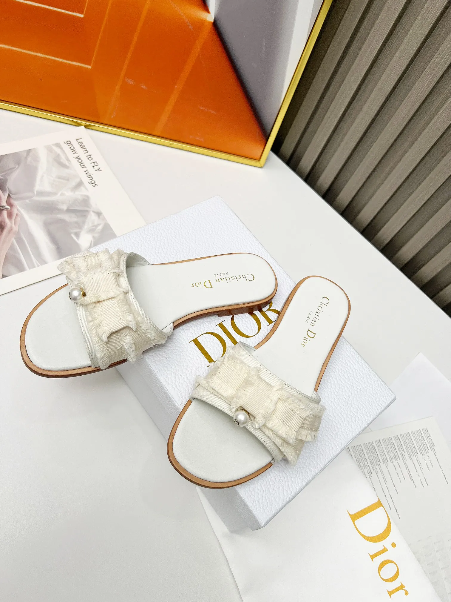 👟👟Ex-factory price 340👟👟 Genuine leather sole +40 DIOR purchasing grade Dior Dior new colors new elements DIOR spring and summer new round toe pearl open toe slippers, retro and versatile. The top version on the market. Upper: Original molded fabric Lining: Water-dyed sheepskin lining Size: #35-42 (40, 41, 42 custom-made, non-refundable)